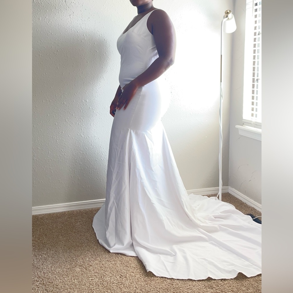 Elegant Backless Wedding Gown with Button Detail